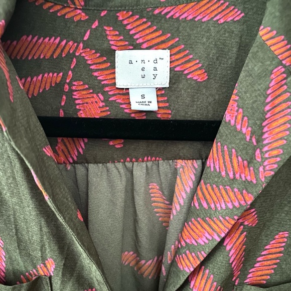 Ladies Floral button down blouse - Picture 3 of 3